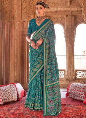 Eye-Catchy Rama Paisley Print Traditional Saree